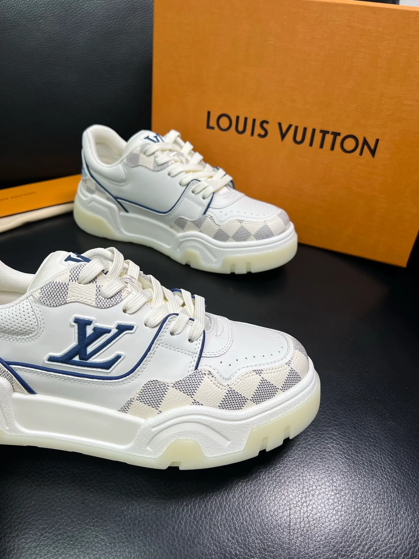 Men's shoes 💰900 Lv top purchase Louis Vuitton, counter synchronization, uppers imported from Italy cowhide, imported mesh padding soft and comfortable, soles: original soles specially provided by the original factory, T men's shoes 💰U exclusive movable molded soles super comfortable, original factory and single goods, high quality, welcome to compare, code number 38-44 (customized 45) 85883